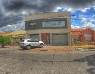 Vendo casa sobre calle Castelli a 50mts de Av. Rivadavia